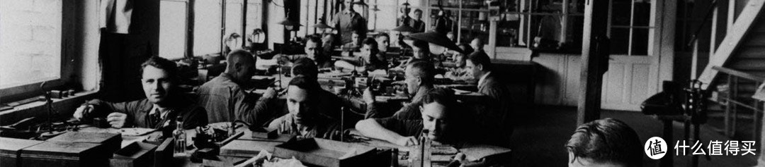 1930年，工人们在Otto Hutt工厂的情景