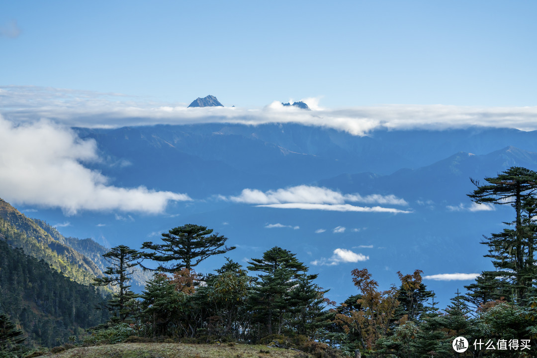 营地草坡上往北侧群峦叠嶂