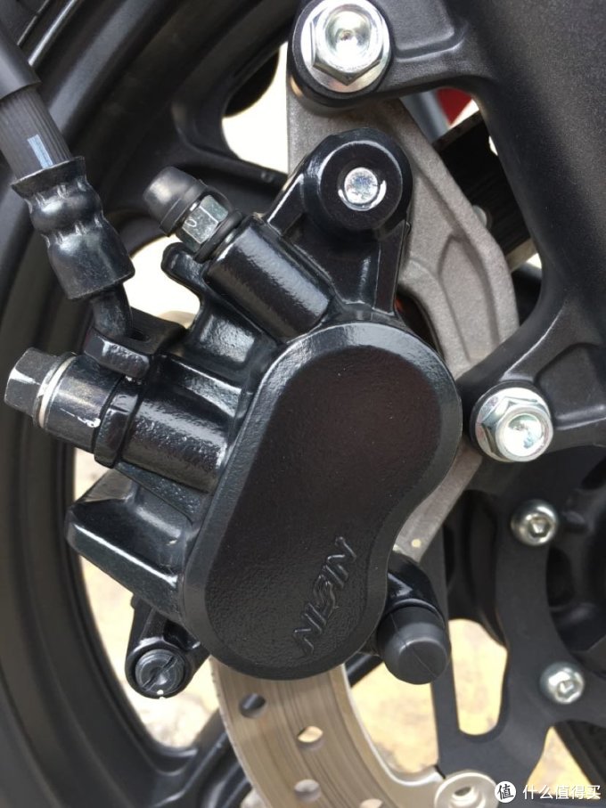 日清卡钳不带abs,这是有点危险的地方,因为摩托急刹的话,abs太保命了