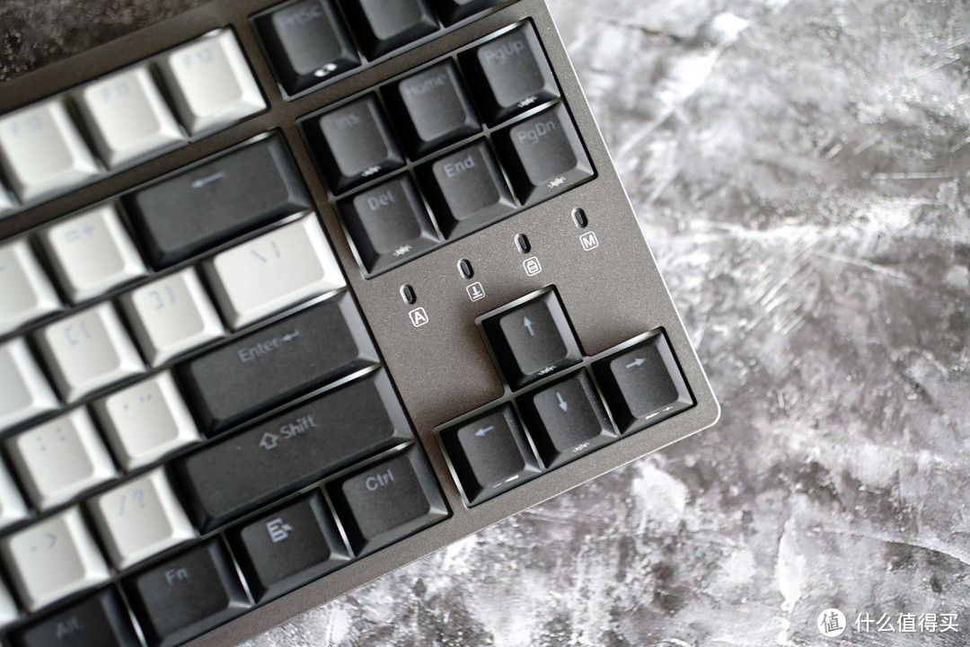 你指尖跃动的白光……是不是这把杜伽 K320 深空灰限定版键盘？