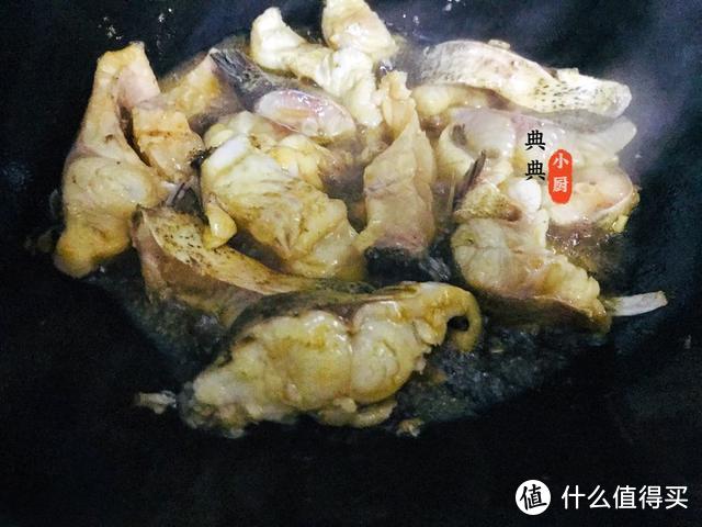 红烧鱼时，提前腌制好再煎，绝对入味好吃，收藏起来吧！