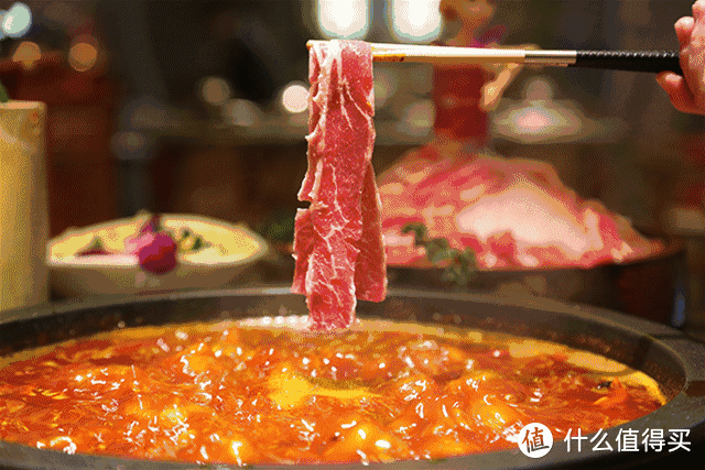 在家吃麻辣火锅，调对蘸料很重要，6种调料搭配，好吃还不上火
