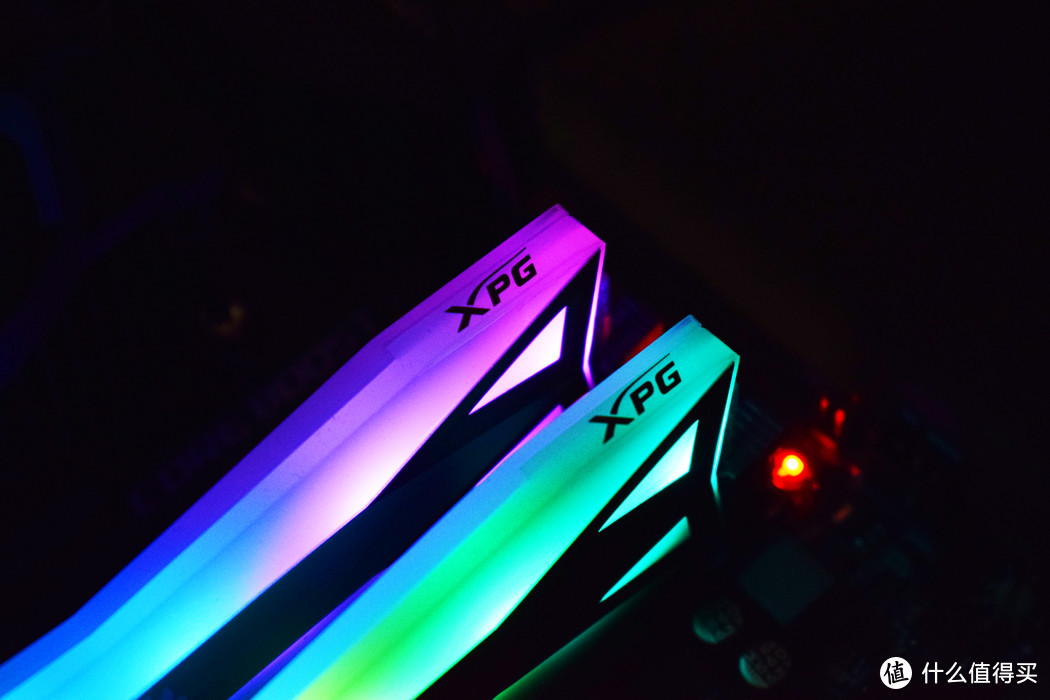 大面积RGB灯条， XPG龙耀D60G DDR4 3200内存开箱试玩