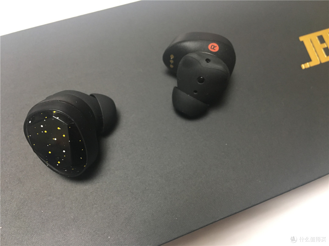 0标准,搭载最高通qcc3020芯片,支持atp-x,sbc,aac编码技术,采用8.