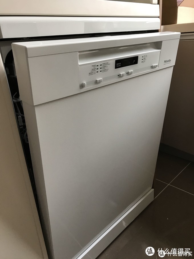 旧厨房安装嵌入式洗碗机，却不用改动任何橱柜，这样的方案99%的人都没有想到