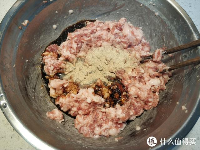 做羊肉馅饺子，调料别乱放，只需这几味就够了，馅料鲜美无膻味