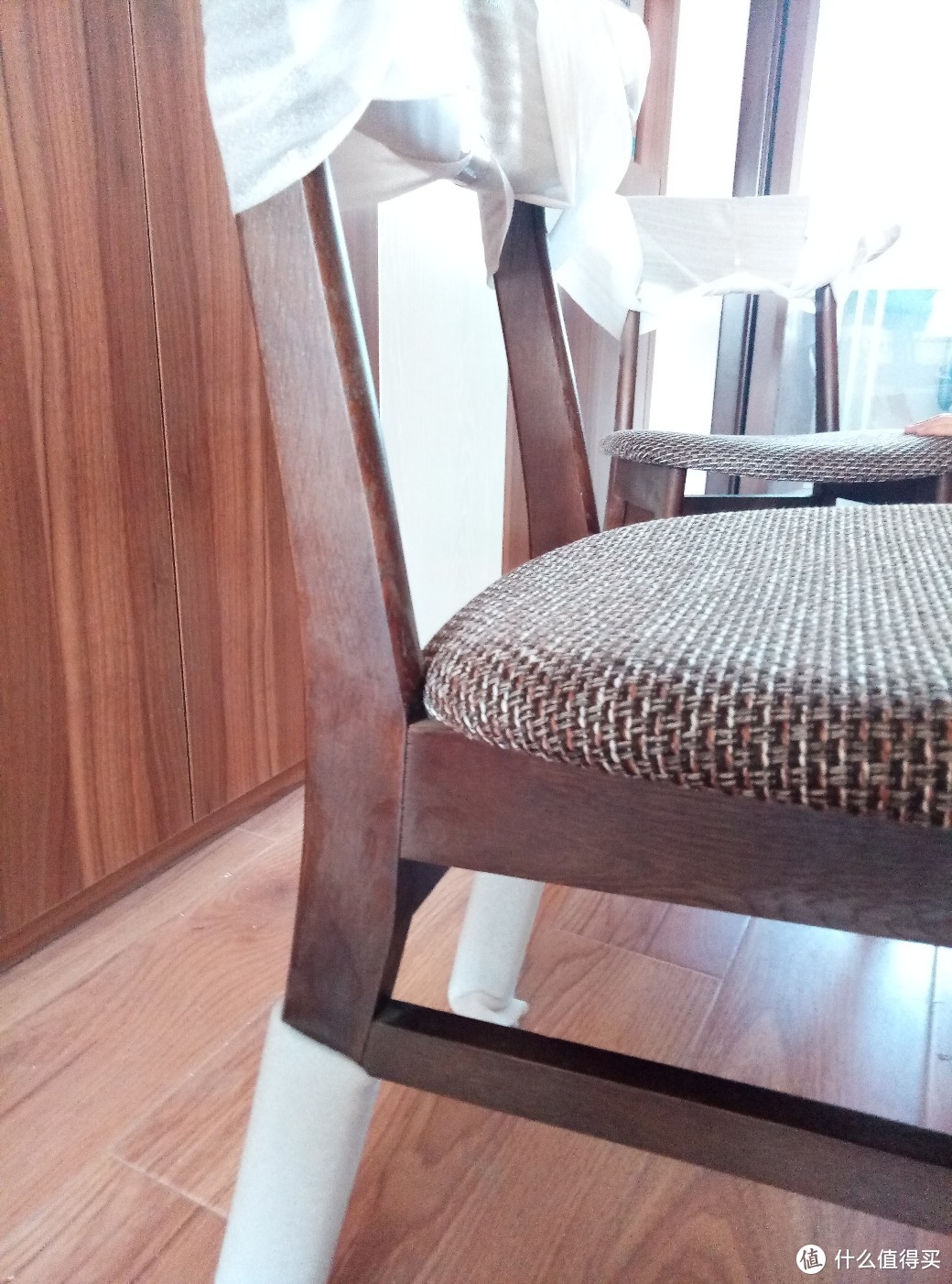 买了张可伸缩实木桌子，家里气质就是不一样了
