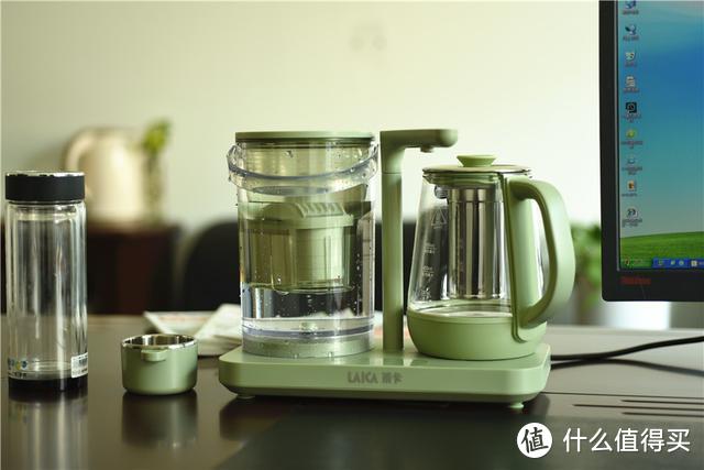 它把厨房里的净水机搬上办公桌，五重过滤带来不同的喝水体验