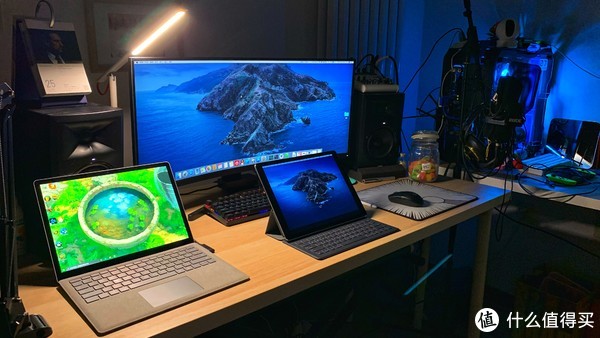 左边是干活用的surface laptop；中间是开启随航功能的iPad Pro