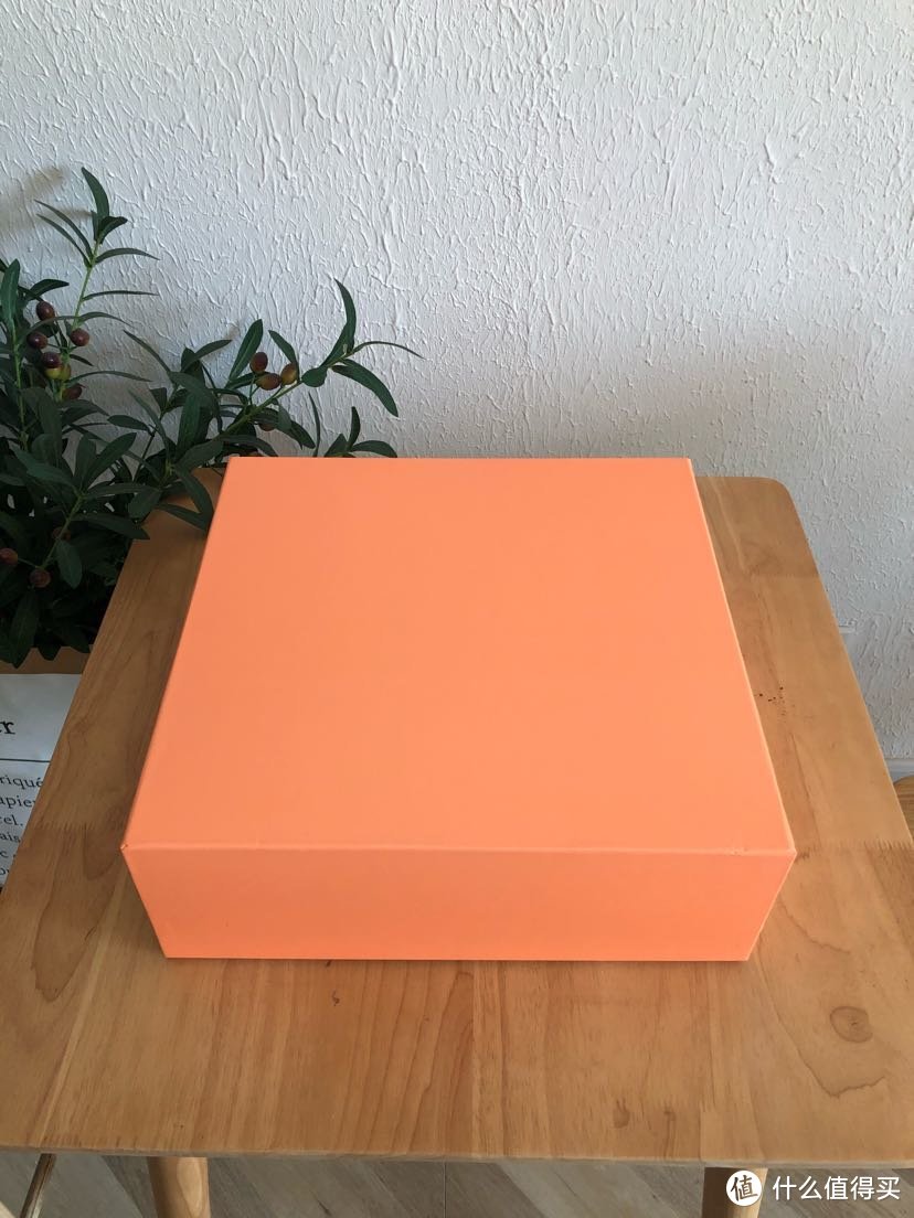 取出盒子，算是珊瑚红便橘色的盒子，不错的颜色