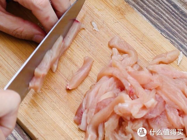 椒麻鸡丝，简单家常做法，鸡胸肉就可以做的鲜嫩好吃椒麻下饭