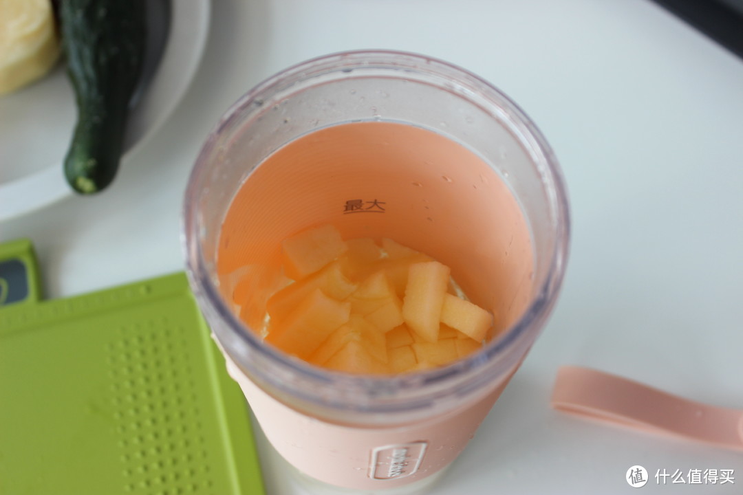 集颜值小巧便捷于一身的摩飞榨汁杯：我的果汁分你一半