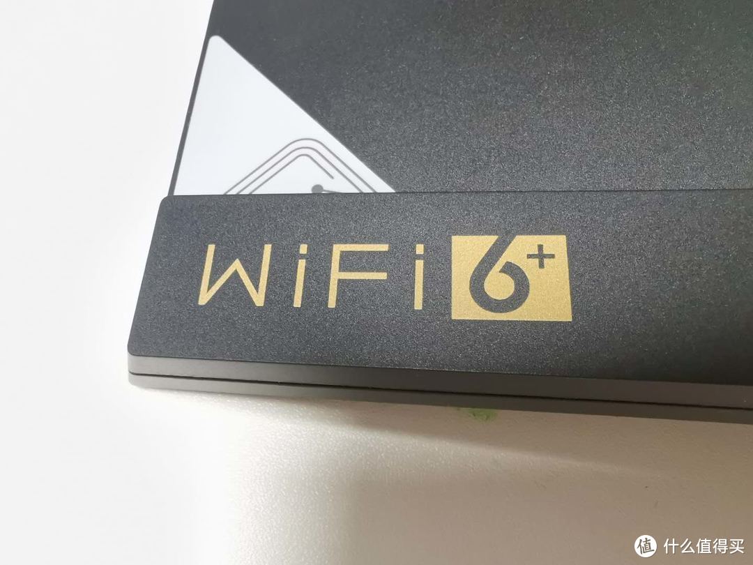 显眼的WiFi6+天线标注