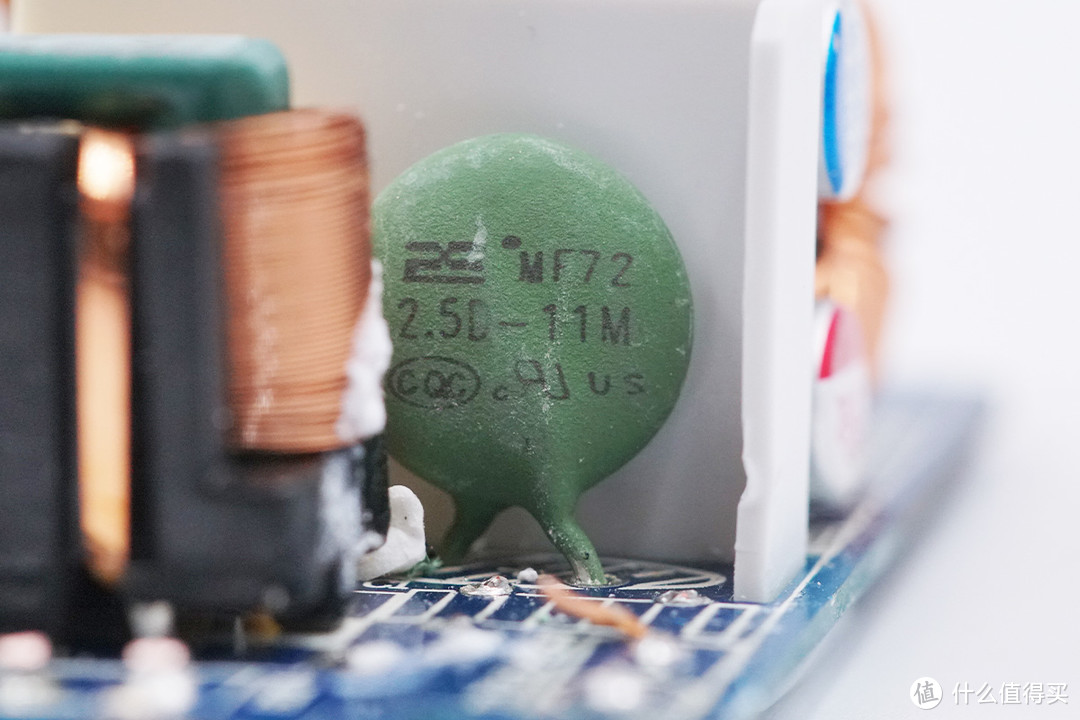 拆解报告：UGREEN绿联2A2C 48W智能充电器CD211