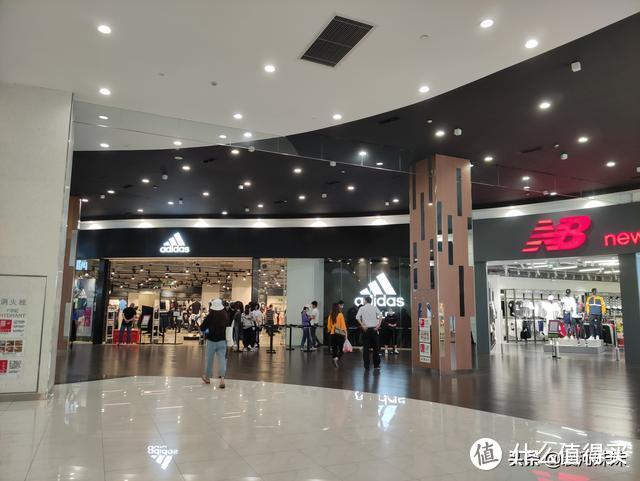 很多品牌店都时限制人流 排队进场