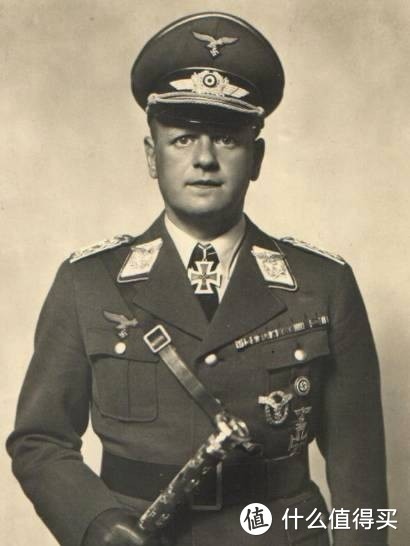 艾尔哈德•米尔希(Erhard Milch)(1892-1972)，纳粹德国空军元帅。德国汉莎航空公司创始人，1933年德国开始重新组建空军后受邀担任帝国航空部国务秘书(相当于戈林手下的德国空军二把手)，为组建德国空军做出贡献，但在战争中后期德国浪费资源研发的各种失败机型负有责任。有趣的是，米尔希具有犹太血统，戈林对此也有一句名言：“在空军中，由我决定谁是犹太人。”