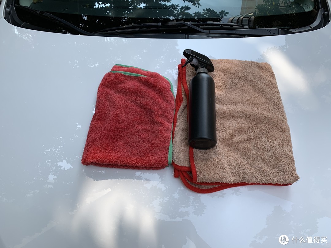洗完车收水不仅仅是把车擦干，最好再加入一层保护涂层。