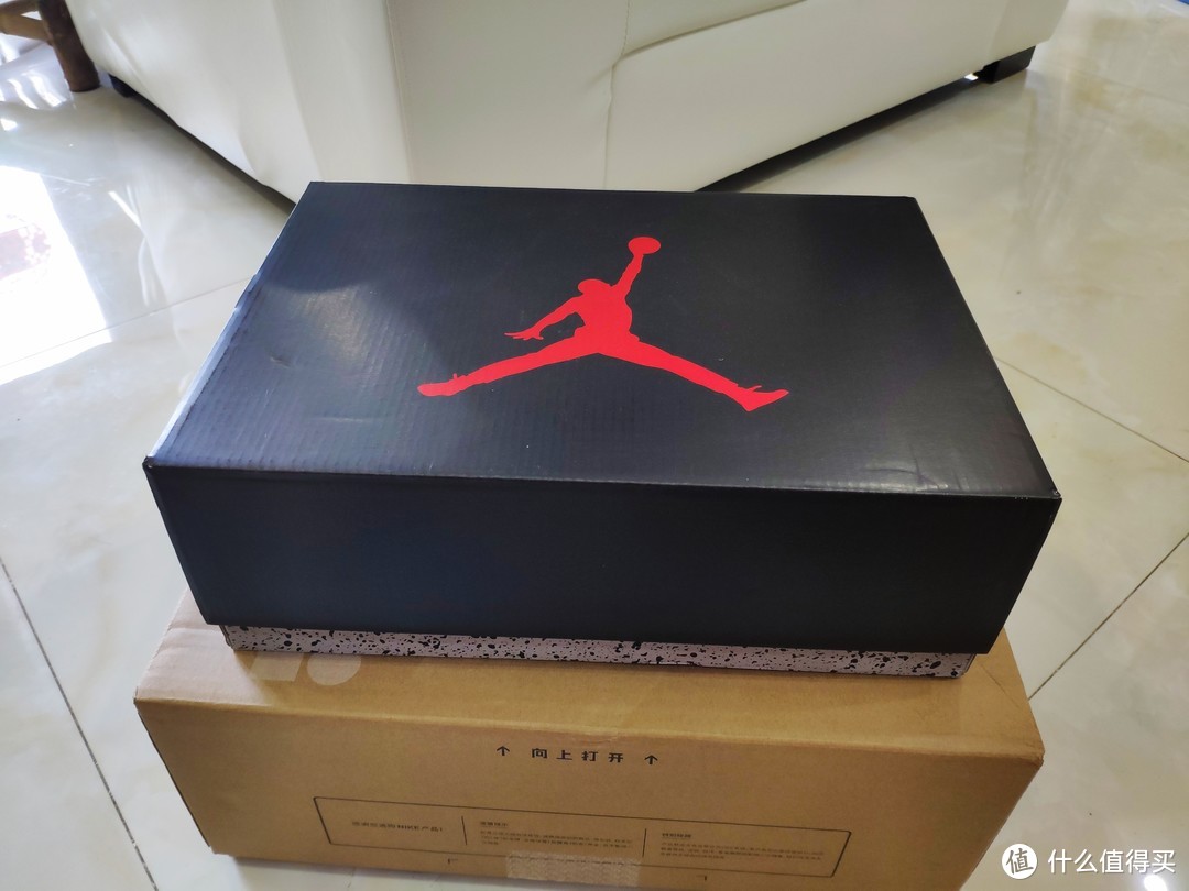 经典的大理石纹路加上黑底红色JUMPMAN 