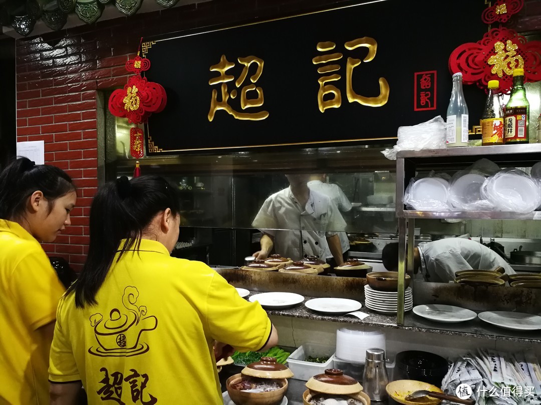 同样的里面是厨房，服务员要等做好的保仔饭会送到你的座位上