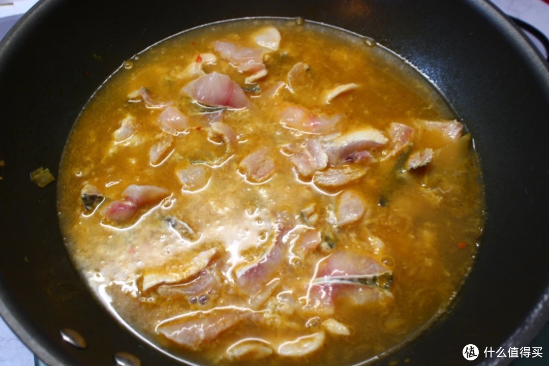 教你在家做酸菜鱼，下锅前多加一步，鱼肉鲜嫩不散，连汤汁都喝光
