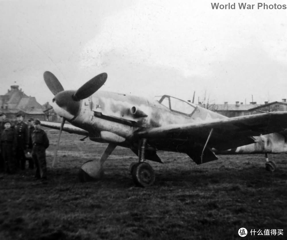 Bf-109 K型“选帝侯(Kurfürst)”，一说为“康拉德(Konrad)”，是Bf-109最后一个量产型号。作为战争末期参加帝国保卫战的机型，K型加强了火力与高空爬升性能，牺牲了装甲与防护，简化了不必要的生产工艺。但燃料与有经验的飞行员的匮乏限制了它的发挥。