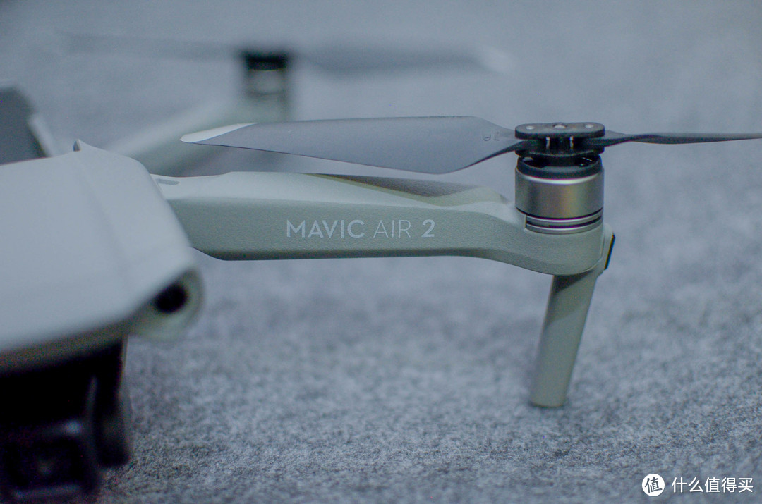 先简单说说至今为止最聪明的无人机——大疆Mavic Air 2的畅飞套装吧