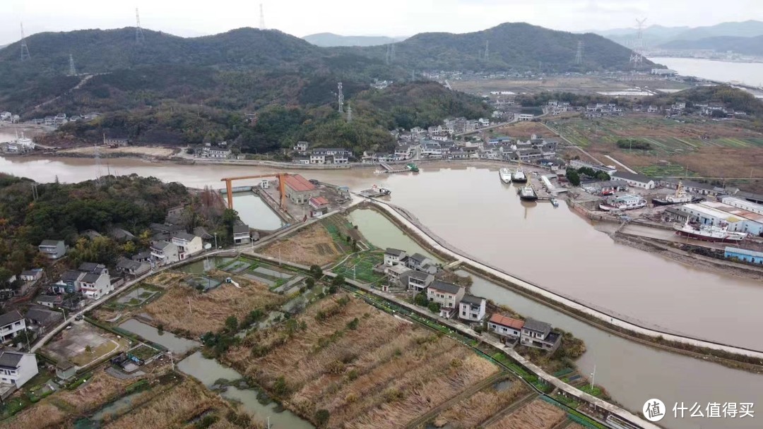 左边是小盘峙岛，右边是大盘峙岛，两岛隔海相望，非常之近