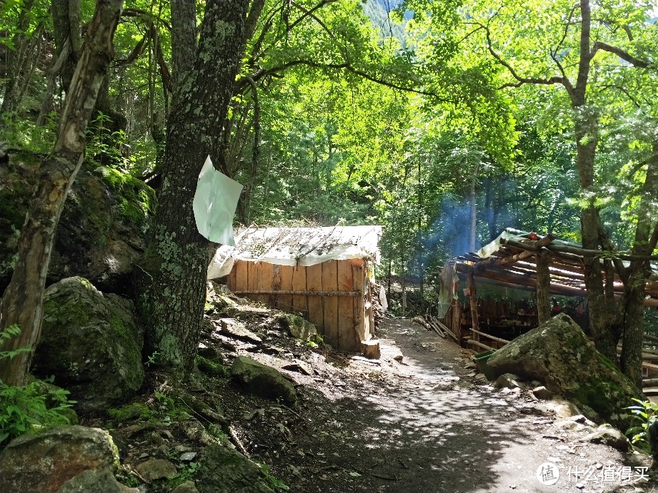 路上补给处，好像从这里进去下雨崩会查门票，出去不管