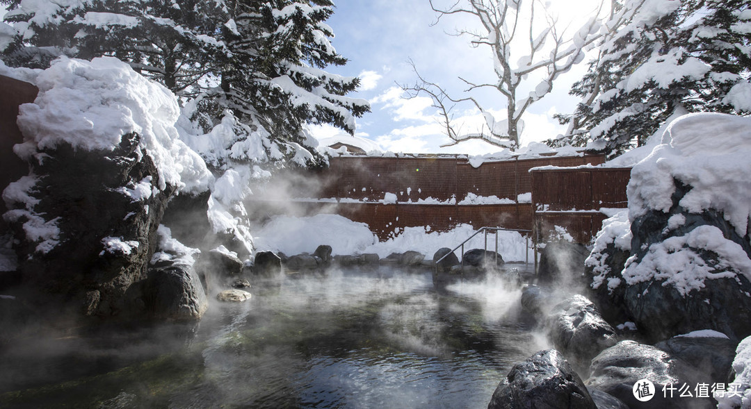 绿叶度假村的漏天温泉，赶上下雪天还是很爽的。