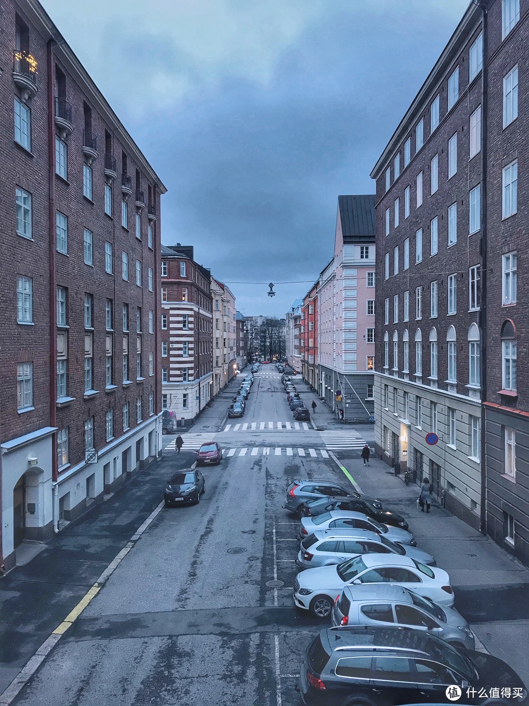 赫尔辛基的小巷，去往岩石教堂的路