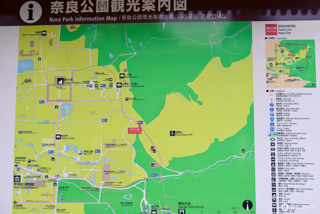 奈良公园旁就是春日大社.一排排石头的宫灯非常的好看.非常古色古香.