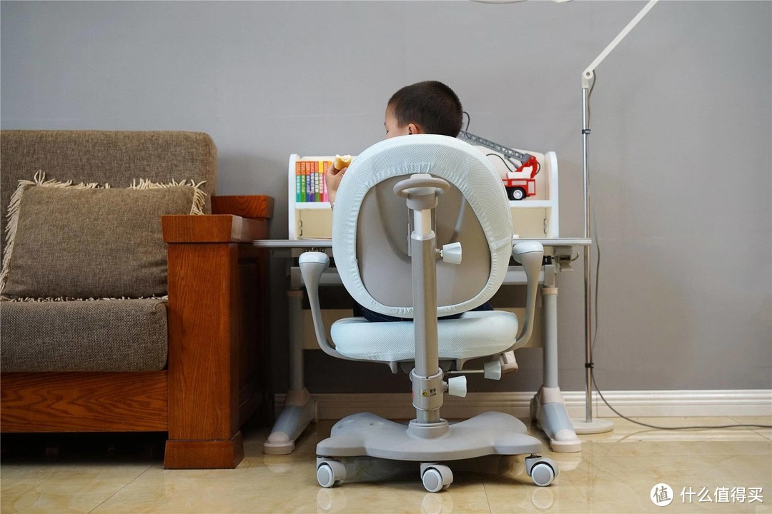 西昊H6+K16：一套能陪伴孩子一起“长高”的学习桌椅套装体验
