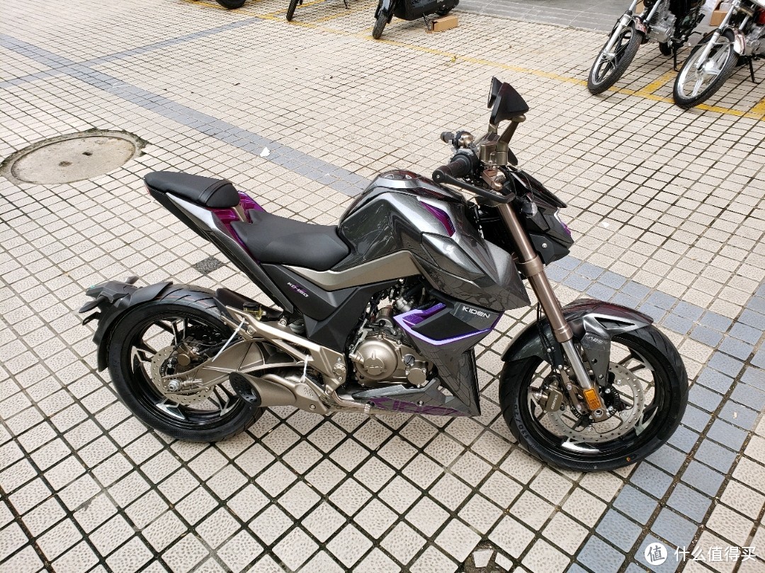 开箱一台国内最高配置150摩托车启典150u