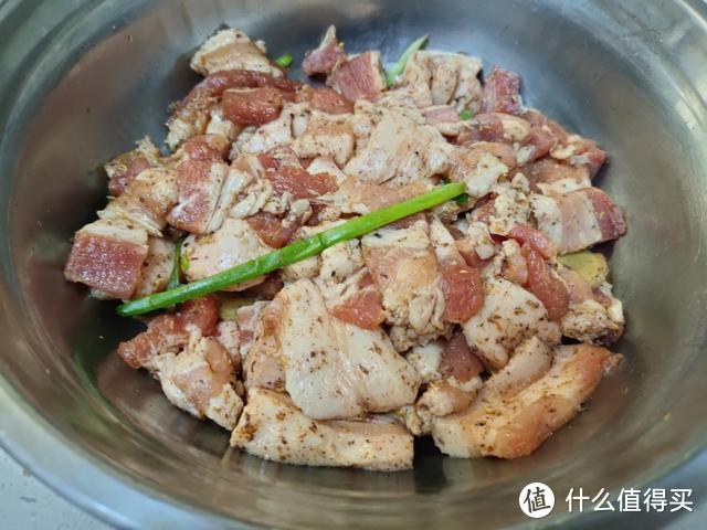 炸酥肉裹面粉还是淀粉，老厨师教你正确配方，外酥里软越吃越香