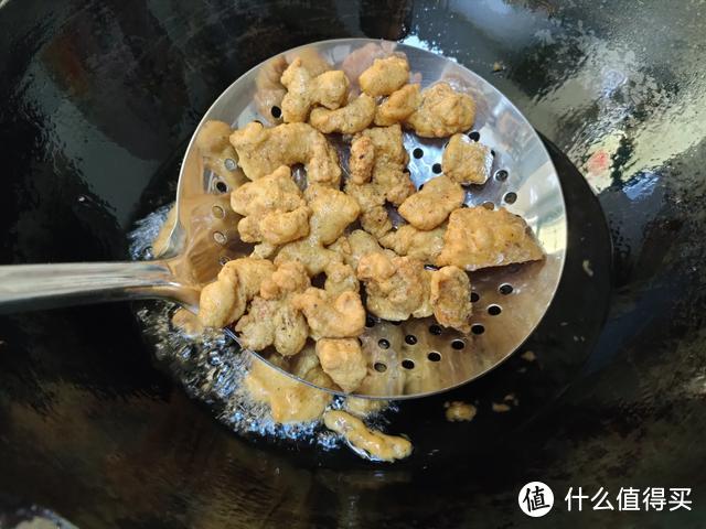 炸酥肉裹面粉还是淀粉，老厨师教你正确配方，外酥里软越吃越香