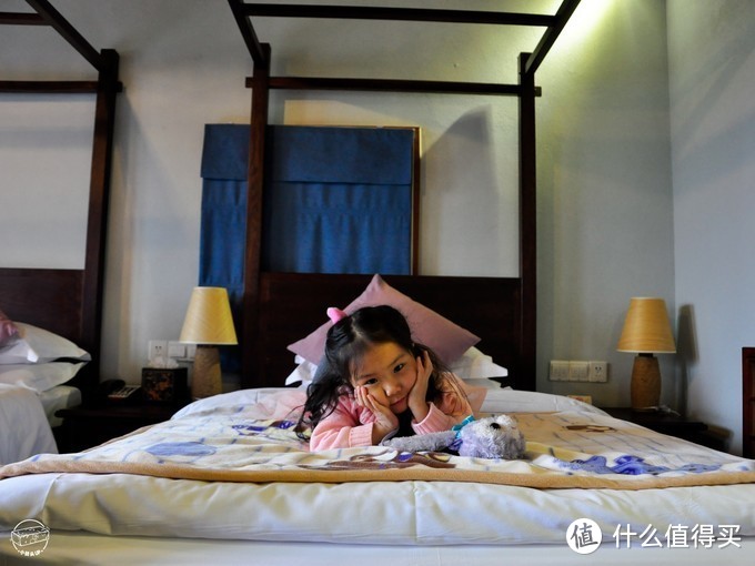 我们住的家庭👪房，有一大一小2张床🛏，@小砖妹33 还爱上了她的小毯子。