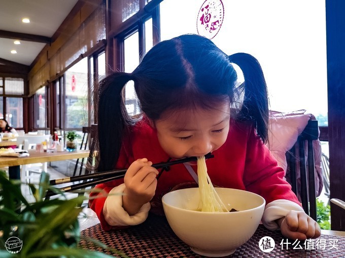 看我妹认真自主吃饭的样子，别提多香了。