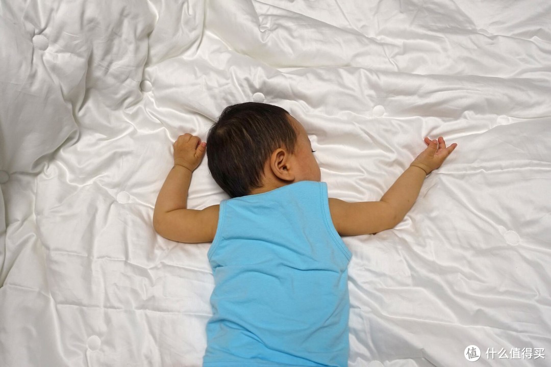 宝宝睡觉总爱踢被子 身上老有红疙瘩怎么办？