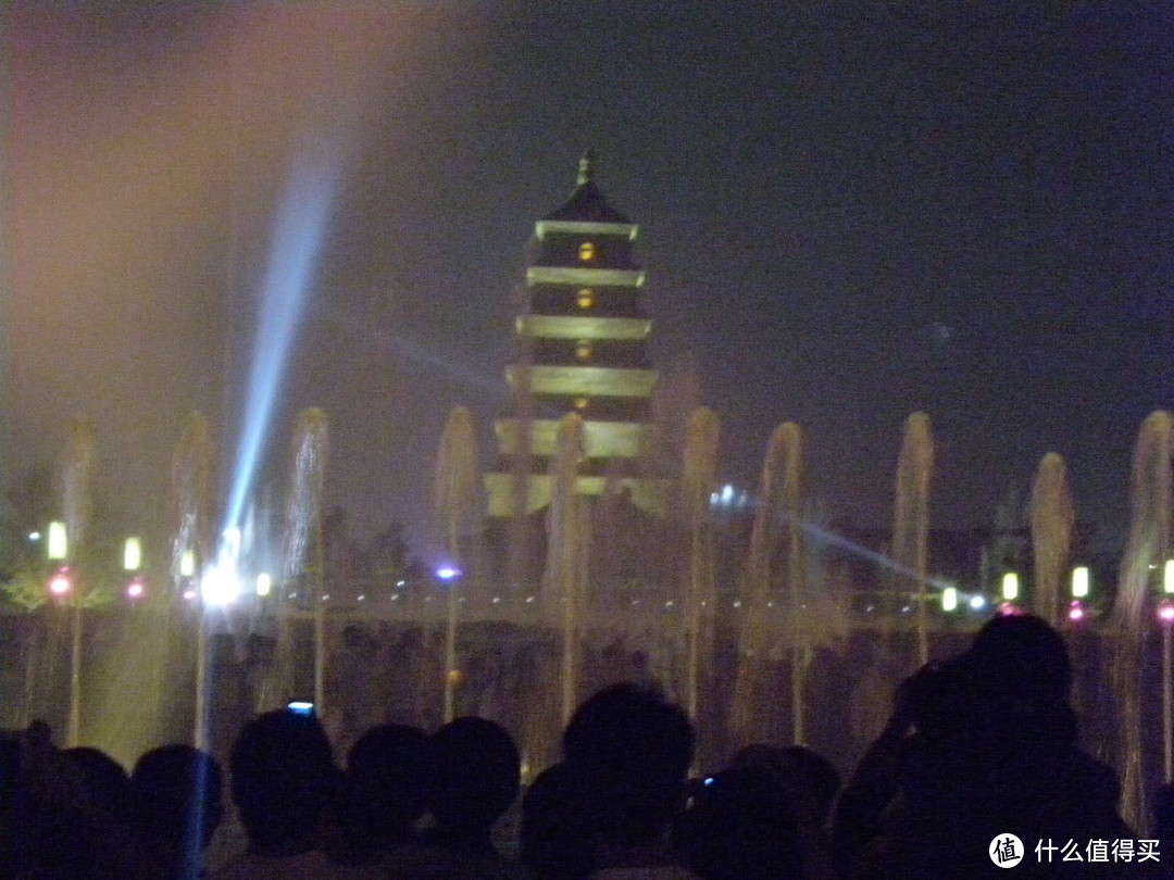 城市大玩家：西安，大雁塔广场晚上的喷泉表演不可错过