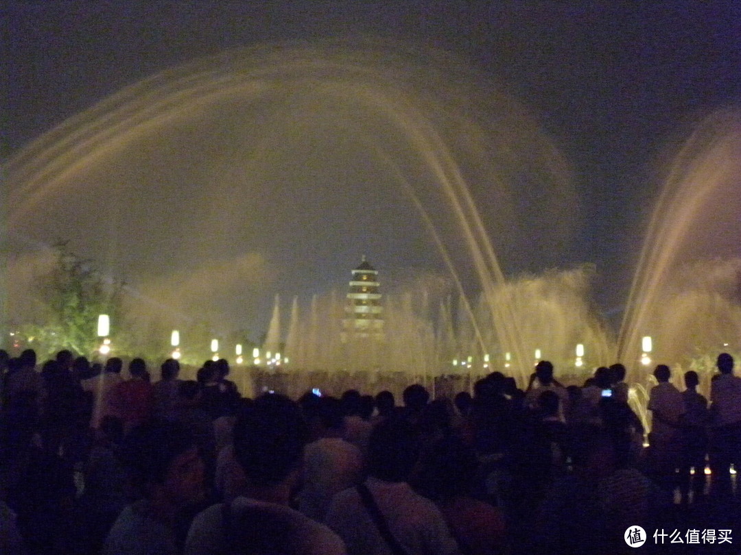 城市大玩家：西安，大雁塔广场晚上的喷泉表演不可错过