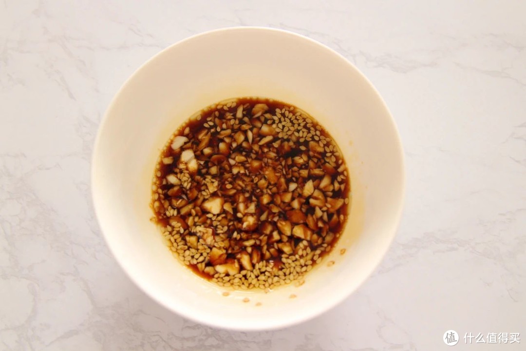 生拌西葫芦比炒着吃更有营养，清脆爽口，做法很简单，8分钟上桌