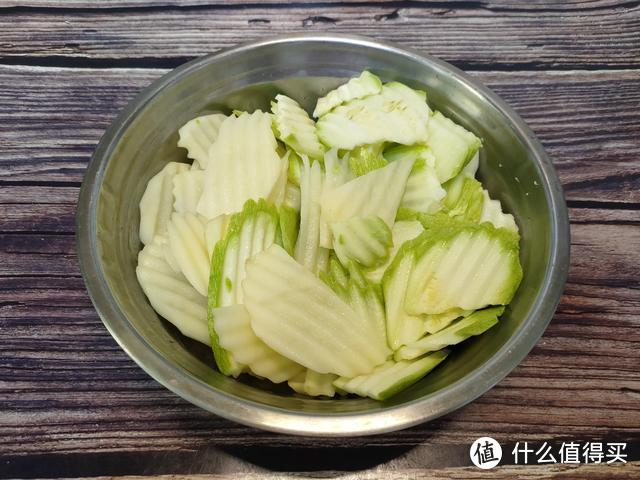 比麻辣烫更好吃的“麻辣拌”，既是主食也是菜，麻辣鲜香太解馋了