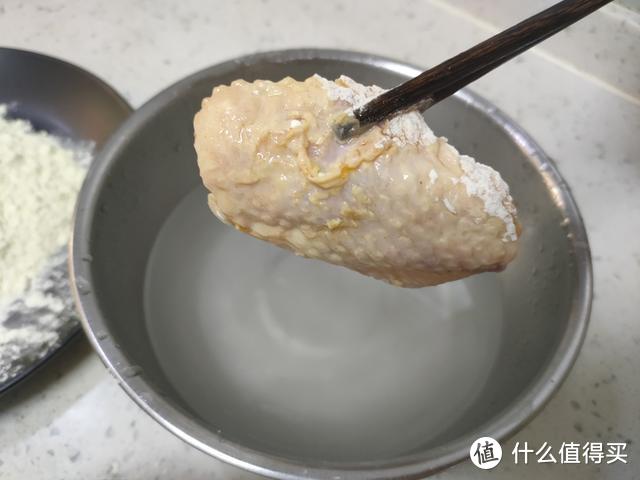 炸鸡翅裹面粉还是淀粉？炸鸡店老板教你正确做法，外酥里嫩