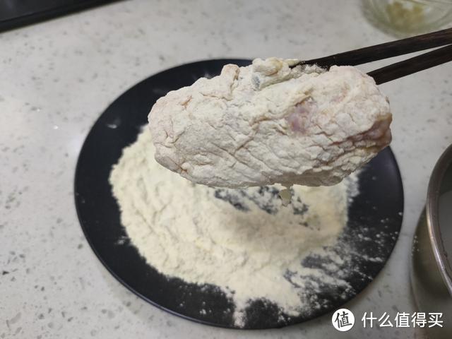 炸鸡翅裹面粉还是淀粉？炸鸡店老板教你正确做法，外酥里嫩