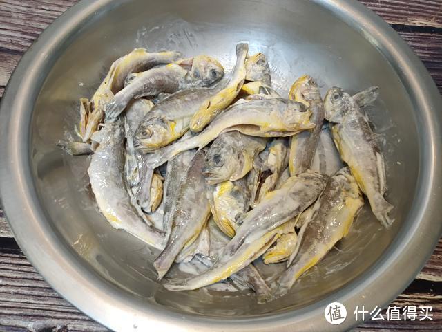 这鱼5元一斤，是名副其实的海鲜，炸一炸香酥脆，骨头都能吃