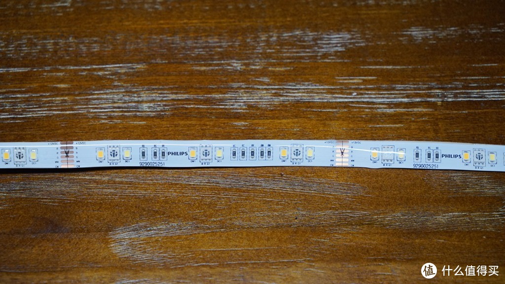灯带的单元长度是12.5cm 可以按此长度随意剪短，灯带上都有剪切标志