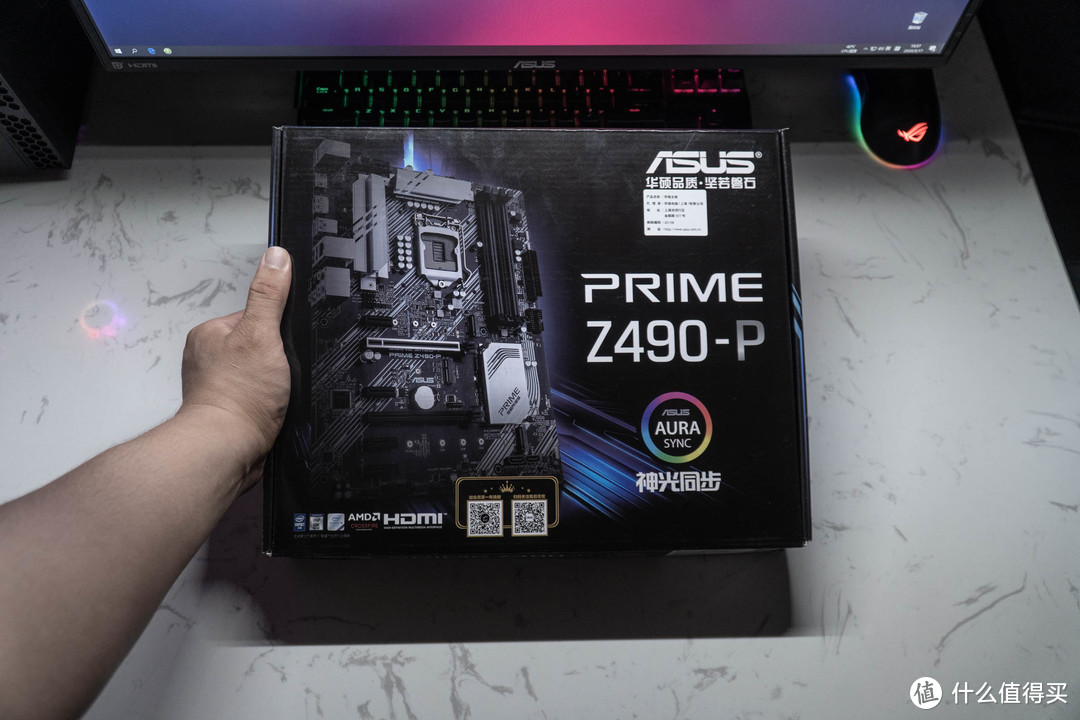 PRIME Z490-P 包装风格与前代非常像，以黑色为主，并没有什么特殊之处，大大的神光同步LOGO出现了正面，不知道华硕是不是将其作为了一个卖点。