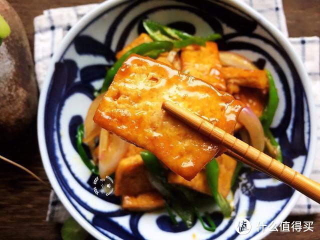 夏日，教你豆腐最下饭的做法，快手还入味，上桌分分钟抢光