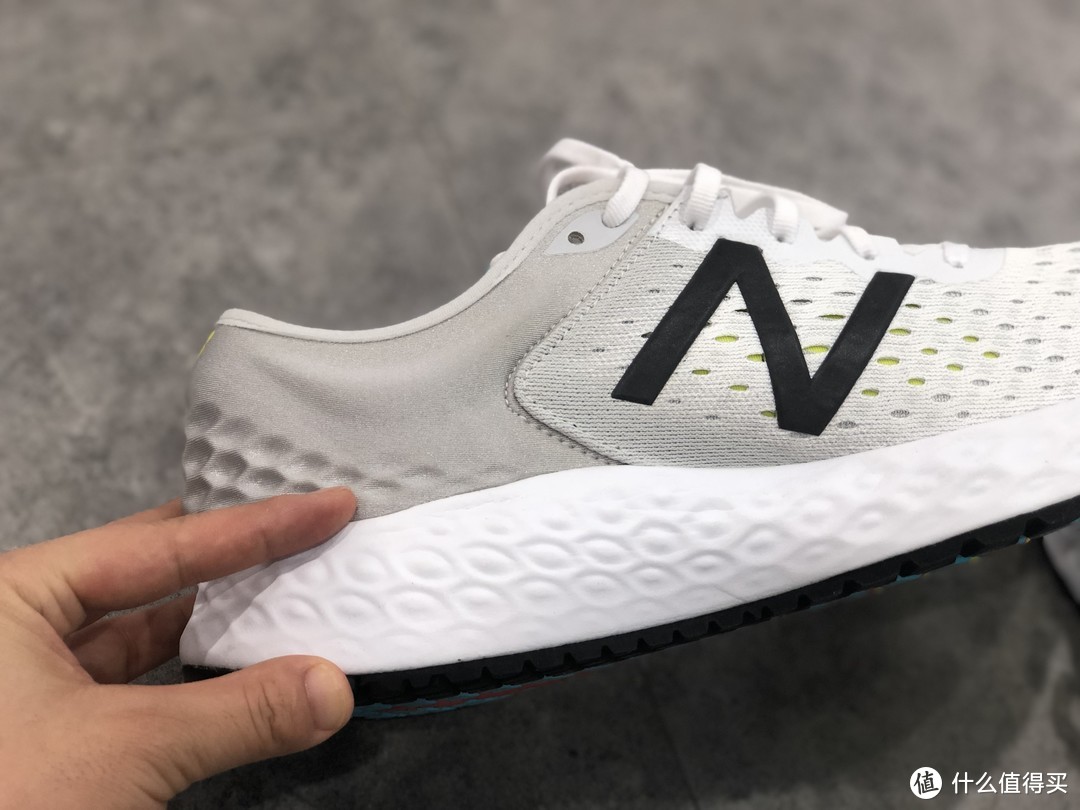 Nb fresh foam 1080 v9，老款*级缓震跑鞋来袭，时尚增高跑步兼具