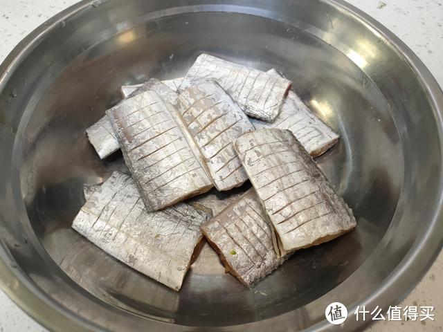 带鱼别再炸着吃了，学会这个做法，外酥里嫩，好吃到吮指